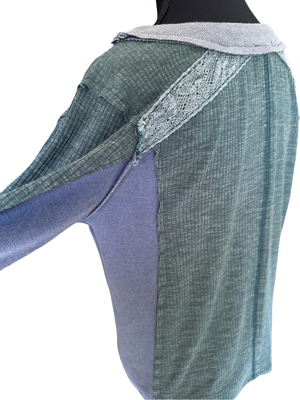 POL Color blocked Ribbed Button-Neck Top - Picture 7 of 10